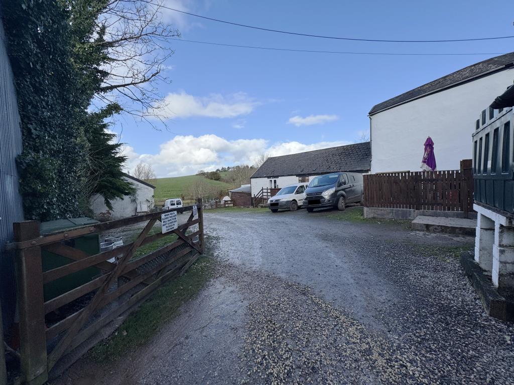 Lot: 115 - PUBLIC HOUSE WITH GUEST ACCOMMODATION - Gated car park